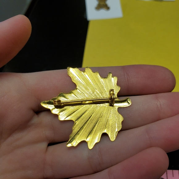 Vintage leaf pin - Picture 2 of 4